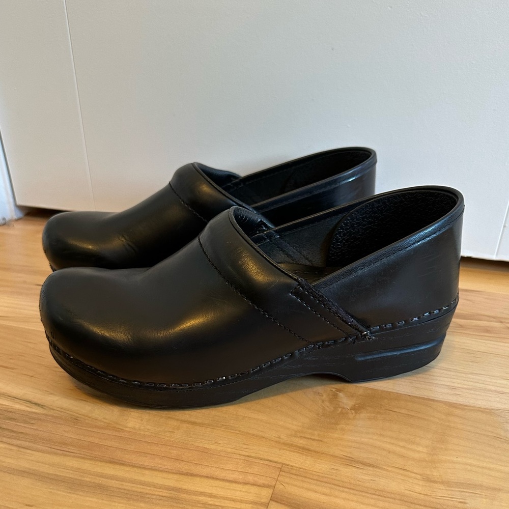 Dansko women’s clog. Black, size 40; 9.5-10.